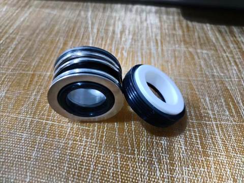 Sello mecánico con un anillo de acoplamiento blanco